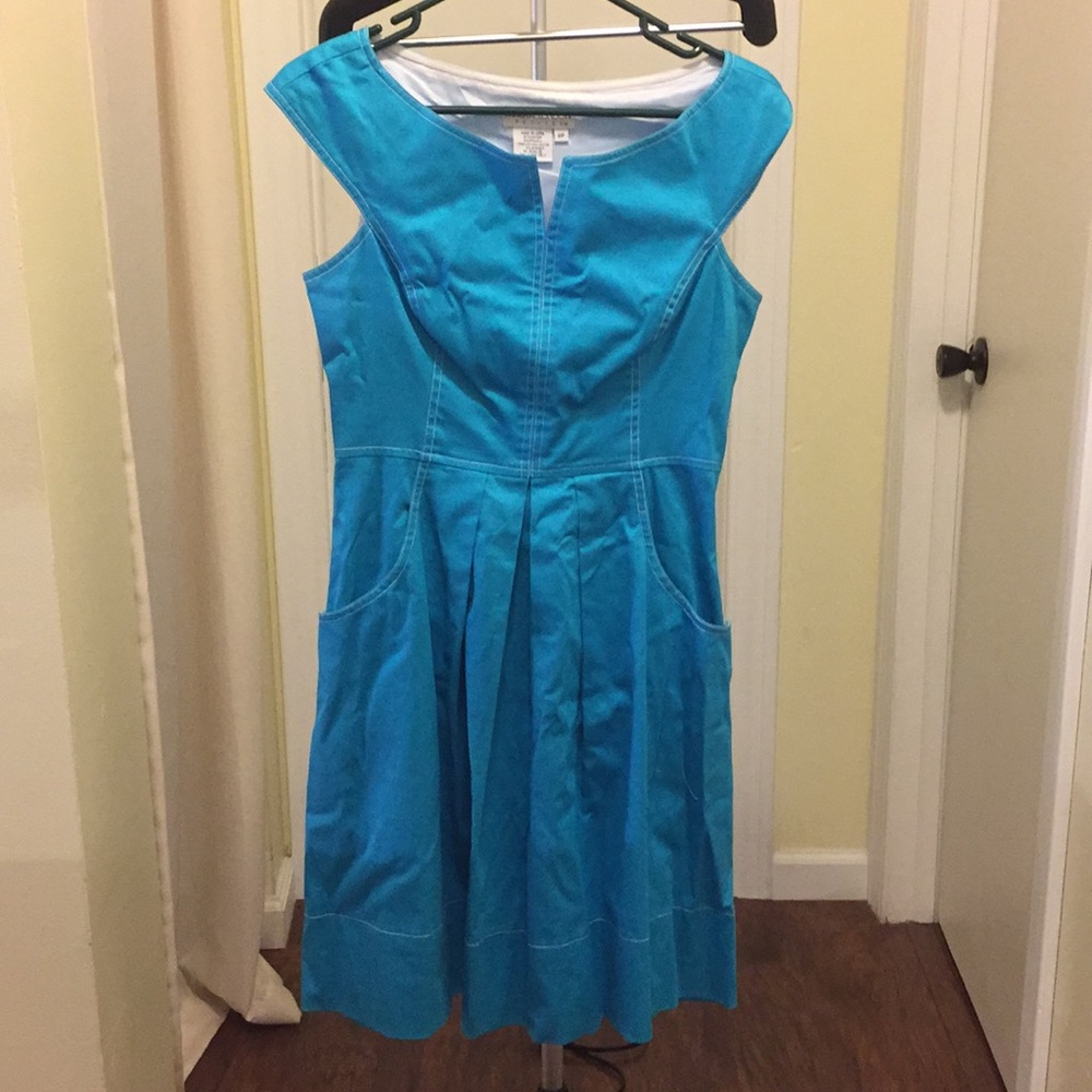Good condition! Bright Maggy London petites dress!